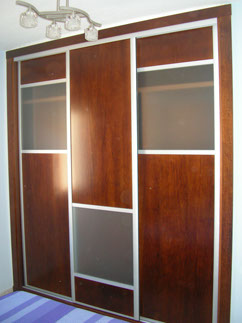 Armario corredera en acero, nogal y cristal al ácido